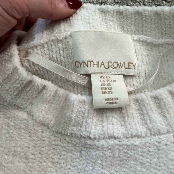 Cozy White Crewneck Sweater - Picture 3 of 5